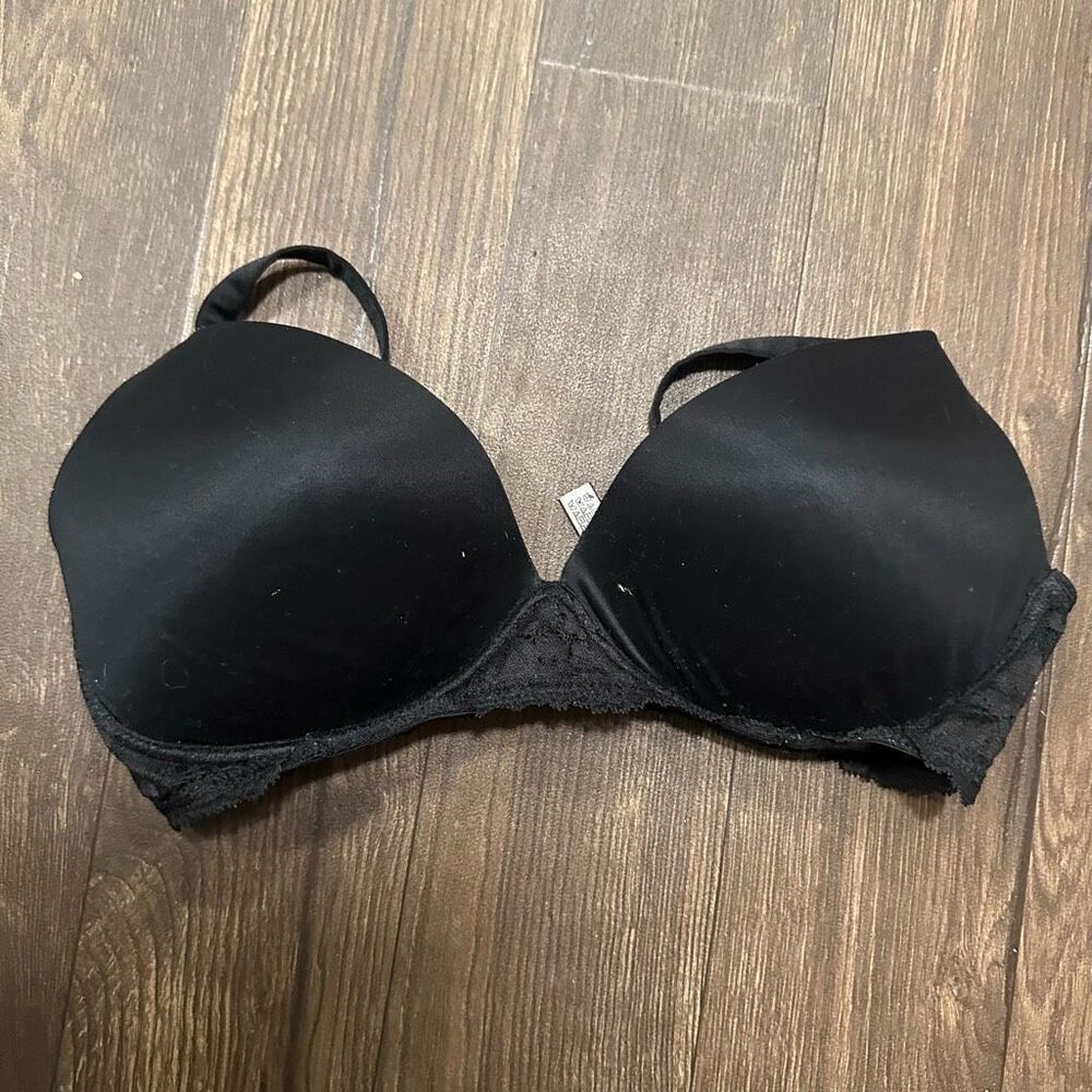 Victoria’s Secret black lace no wire 34DD bra